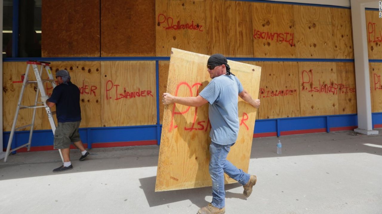 Un hombre en Florida toma es de madera para proteger una construcción. Este viernes también Irma fue degradada a huracán de categoría 4 “extremadamente peligrosa”, con vientos de hasta 241 kilómetros por hora, según el Centro Nacional de Huracanes de Estados Unidos (CNH).