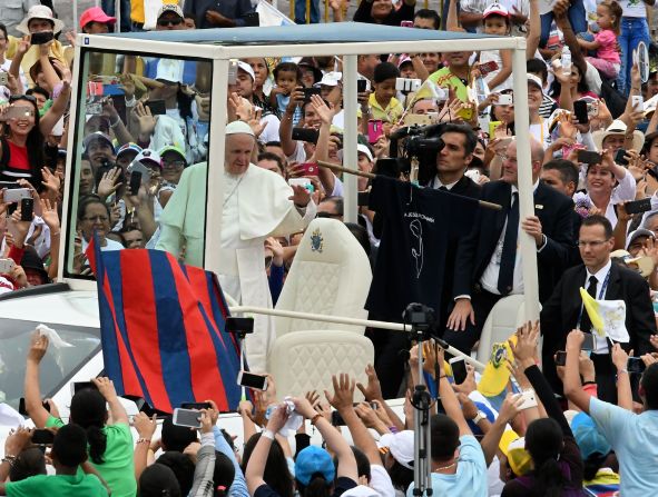 El papa Francisco saluda desde su Papamóvil a la feligresía presente en el parque Catama de Villavicencio (Colombia) antes de una misa campal. Francisco cumplió en el 2017 cuatro años de pontificado católico.