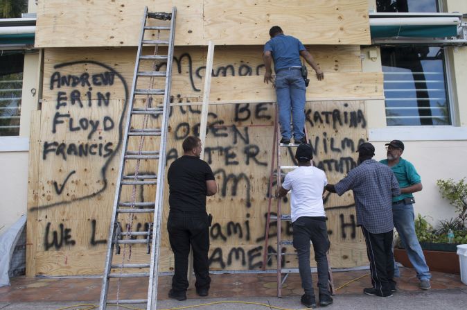 Se espera que Irma siga siendo de categoría 4 hasta que toque tierra en Florida, según el CNH. El gobernador del estado ha instado a los habitantes a evacuar lo más pronto posible.