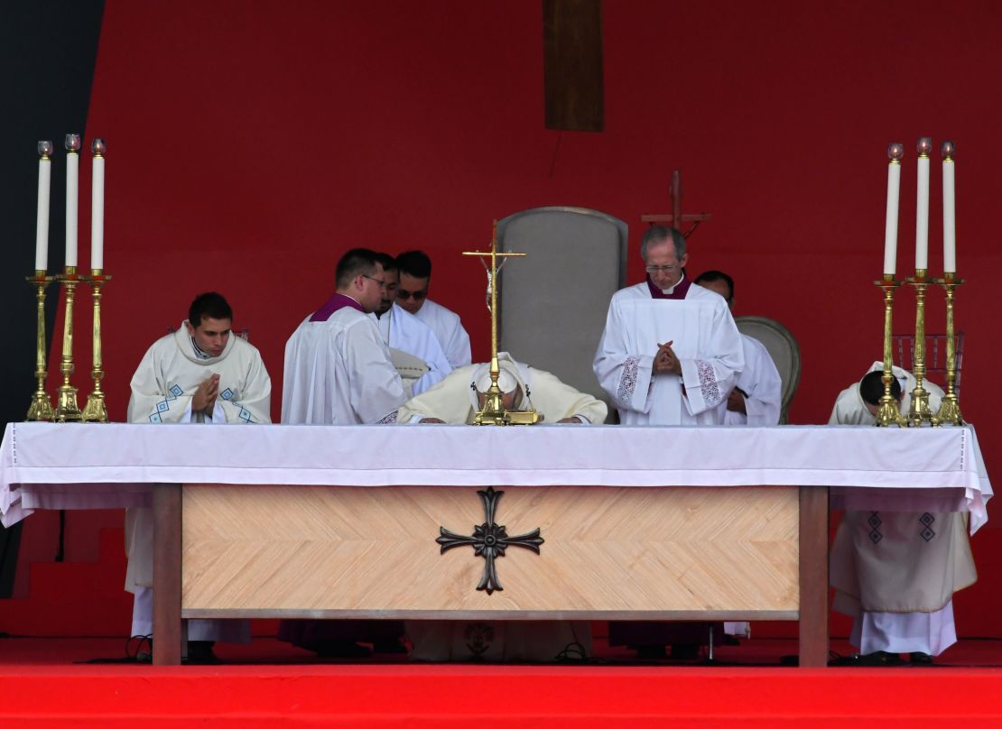 El papa Francisco da comienzo a la misa campal en el parque Catama en Villavicencio, en el marco de su gira por Colombia. Francisco beatificó en esa misa al obispo Jesús Emilio Jaramillo Monsalve y al sacerdote Pedro María Ramírez Ramos, más conocido como el ‘cura de Armero'.