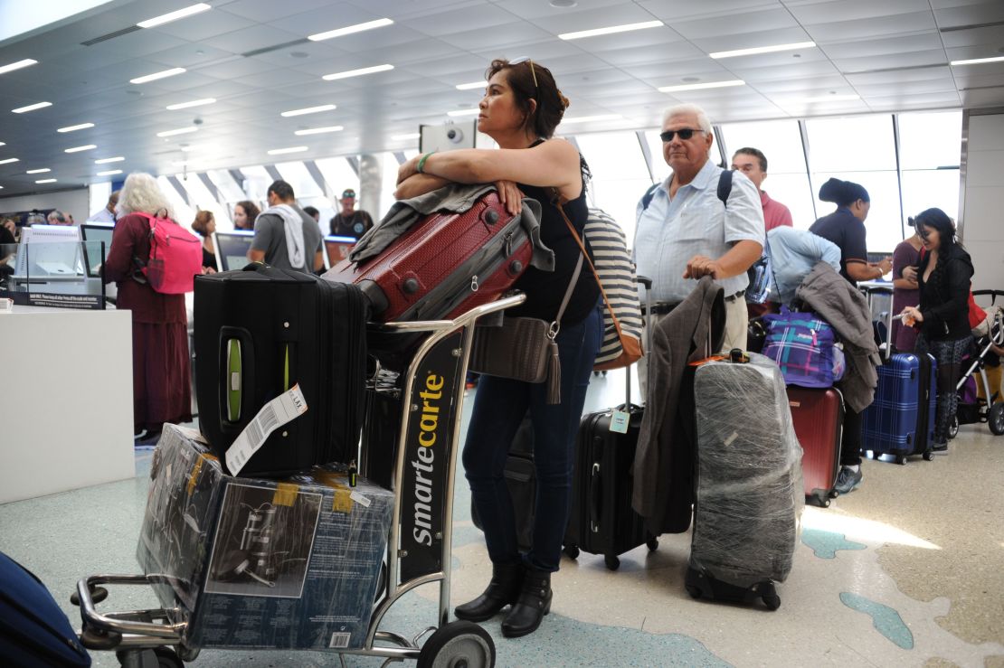 Más del 30% de los vuelos desde y hacia Miami fueron cancelados por el huracán Irma. (MICHELE EVE SANDBERG/AFP/Getty Images).