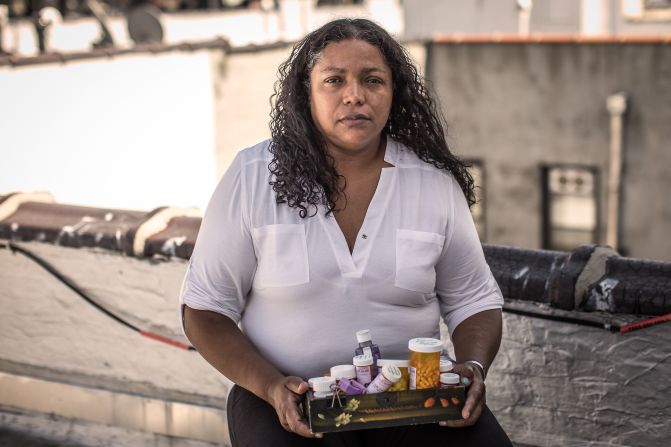 Rubiela Arias, colombiana de 51 años, trabajó durante 8 meses limpiando en la zona del WTC. Padece sinusitis, asma, ansiedad, vértigos entre otras cosas. Lleva años defendiendo los derechos de los afectados.“Jugaron con nuestra salud y cuando nos enfermamos le pusieron precio con indemnizaciones que muy poca gente ha recibido pero nuestra salud no tiene precio.”