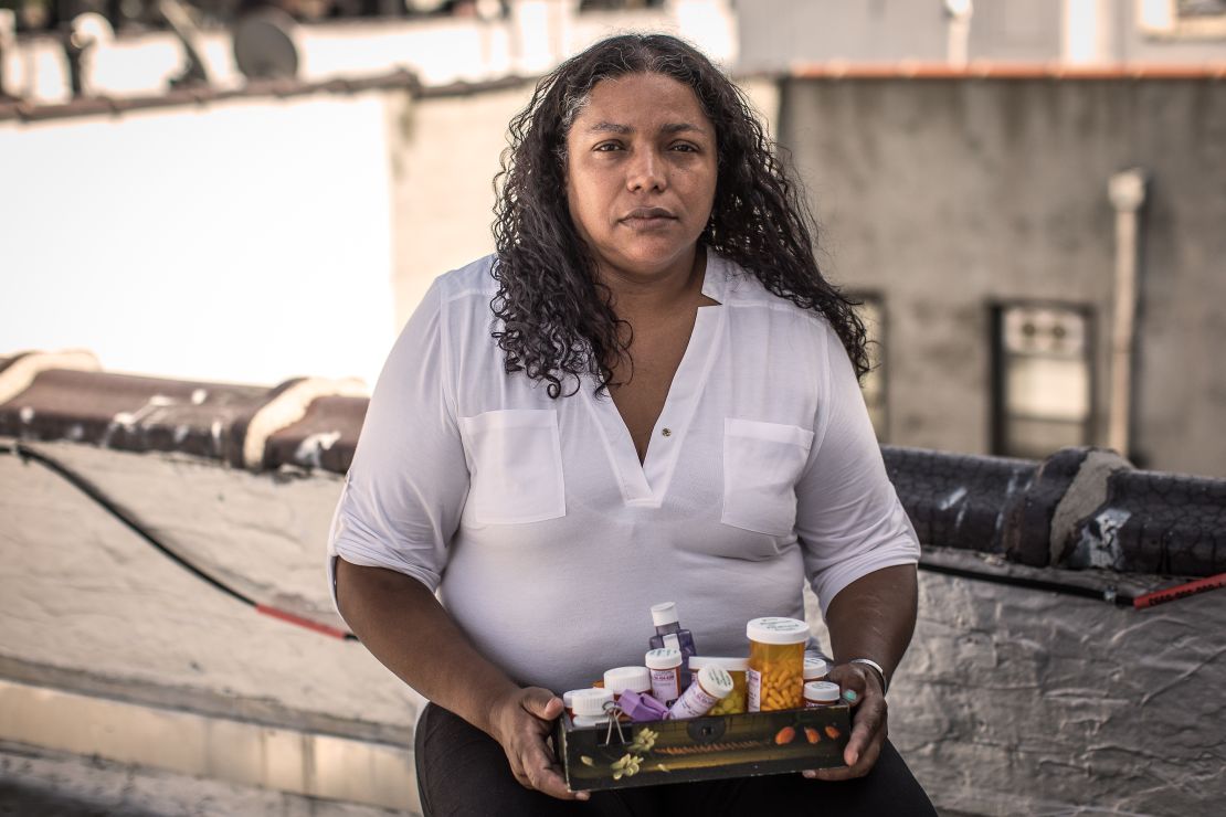 Rubiela Arias, colombiana de 51 años, trabajó durante 8 meses limpiando en la zona del WTC. Padece sinusitis, asma, ansiedad, vértigos entre otras cosas. Lleva años defendiendo los derechos de los afectados. “Jugaron con nuestra salud y cuando nos enfermamos le pusieron precio con indemnizaciones que muy poca gente ha recibido, pero nuestra salud no tiene precio”.