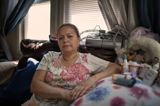 Martha Rodríguez, colombiana de 58 años, trabajó limpiando tras el 11S durante dos meses. Lo tuvo que dejar porque no se sentía bien. Padece asma, reflujo, rinitis y fatiga. “Cada vez me voy sintiendo peor y me cuesta mas trabajar. Duermo enganchada a una máquina para poder respirar y esto es una de las causas por las que mi matrimonio fracasó".