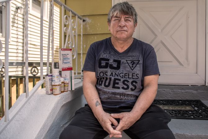 Oscar Negrete tenía entrenamiento para trabajar con asbestos y trabajó en la Zona Cero desde septiembre del 2001 hasta octubre del 2002. Este ecuatoriano padece cáncer en la piel, asma, gastritis entre otras cosas.“Llevábamos máscaras si, pero con filtros normales, para trabajar en aquel lugar tan contaminado deberíamos haber llevado todos máscaras con filtros para tóxicos”. “Aquello afectó no solo a mi salud, también a mi carácter".