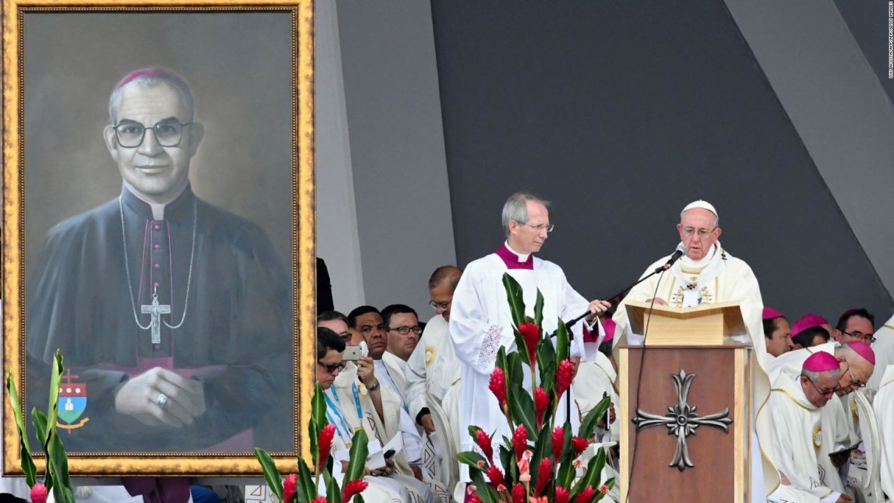 El retrato oficial del beato colombiano Jesús Emilio Jaramillo es expuesto durante la misa campal del papa Francisco en el parque Catama en Villavicencio (Colombia). El obispo Jesús Emilio Jaramillo fue secuestrado y asesinado por guerrilleros del ELN, el 2 de octubre de 1989 y fue beatificado este viernes por el papa Francisco junto con el sacerdote Pedro María Ramírez Ramos, más conocido como el ‘cura de Armero’.