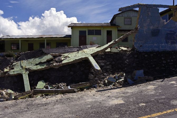 Estos son algunos de los escombros que causó en Tacana el terremoto de 8,1, que afectó a México este jueves.