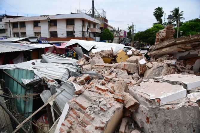 Varias edificaciones y construcciones colapsaron con el terremoto que vivió México, dejando las calles llenas de escombros. La imagen muestra una parte de Juchitán de Zaragoza, en Oaxaca.