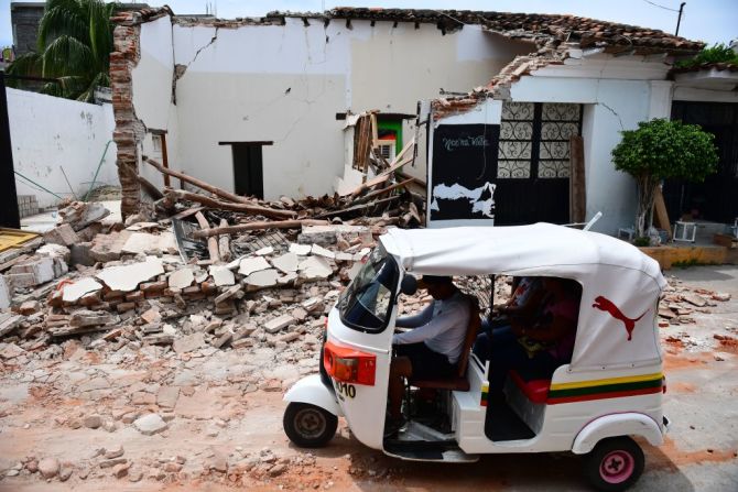 Así se ve una calle de Juchitán de Zaragoza, en el estado de Oaxaca, tras el sismo que sacudió a México este jueves.