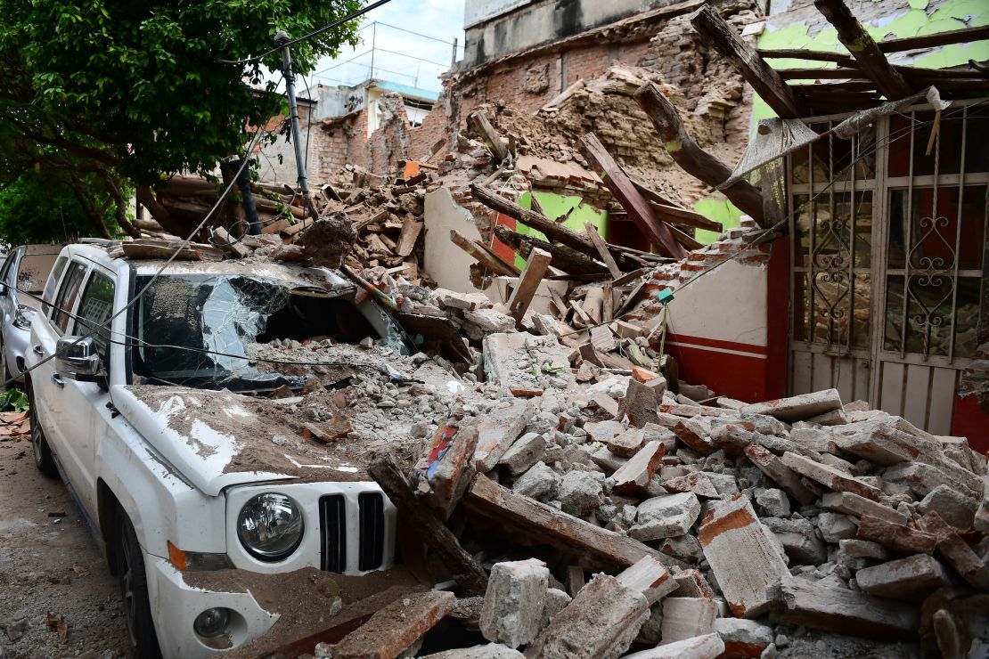 Un auto en Oaxaca quedó sepultado bajo los escombros.