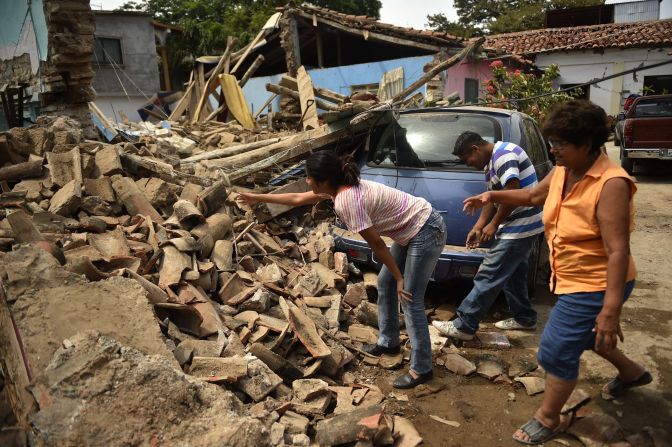 Las personas buscan sus pertenencias entre los escombros que dejó el terremoto que azotó a México este 7 de septiembre a la medianoche.