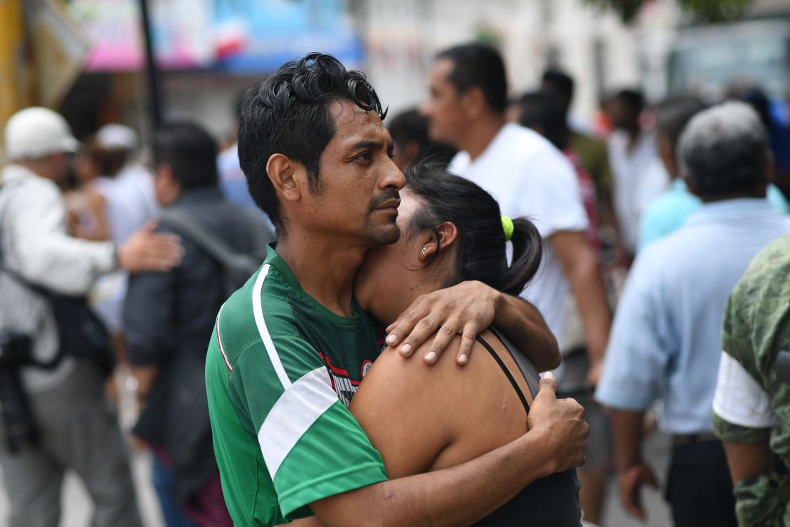 Una pareja se abraza en Juchitán de Zaragoza, Oaxaca, donde los edificios colapsaron por el terremoto de 8,1.