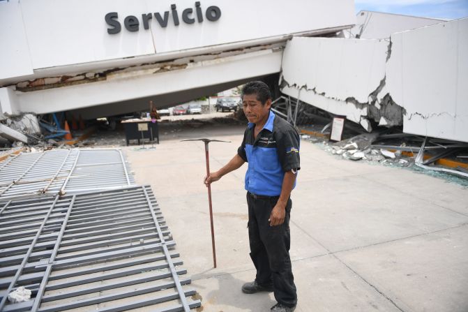 Un hombre se para sin saber qué hacer frente a un edificio que se desplomó en Oaxaca, el lugar más afectado por el peor terremoto en México en un siglo.