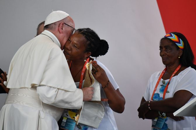 El papa abraza a Luz Dary Landázury, víctima del conflicto.