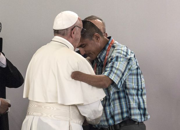 Francisco abraza Juan Carlos Murcia, un exguerrillero de las FARC.
