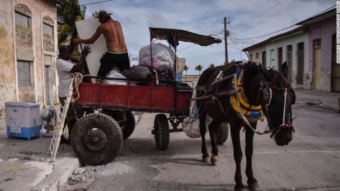 Cubanos transportaban sus pertenencias a lugares más seguros este viernes antes de la llegada de Irma a la ciudad de Caibarién.