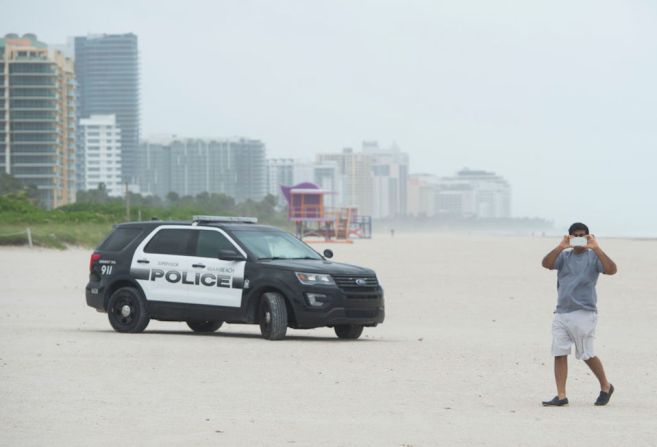 El alcalde de Miami Beach ordenó un toque de queda obligatorio entre las 8 de la noche y las 7 de la mañana para el sábado, domingo y lunes.