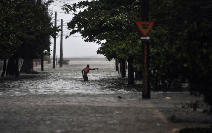 El huracán Irma pasó por Cuba con vientos de 250 km/h. Su ojo tocó tierra en el archipiélago de Camagüey como huracán categoría 5. En esta foto aparece un hombre intentando pasar una calle inundada en La Habana.