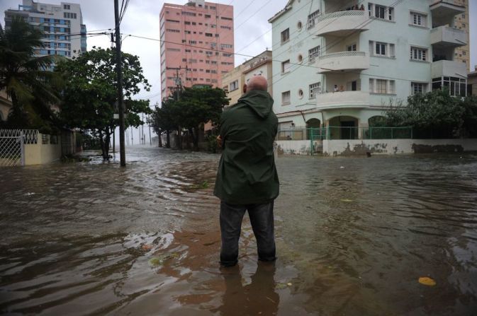 Las autoridades de Cuba aseguraron que la situación en La Habana ha sido “muy compleja por la fuerza de los vientos y la penetración del mar”, reportó el diario estatal Granma.