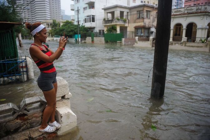 Una mujer toma fotografías de las calles inundadas tras el paso de Irma. El gobierno cubano dispuso recursos de emergencia antes de la llegada de la tormenta, pero podría tardar mucho tiempo antes de que se conozca la totalidad del daño.