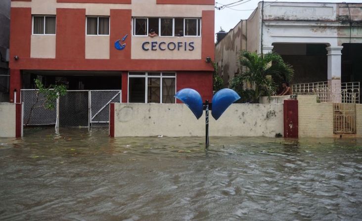 Irma es el primer huracán de categoría 5 en golpear Camagüey en 85 años, de acuerdo con la emisora estatal de radio de la provincia. En esta imagen se ve una calle de La Habana inundada por las fuertes lluvias que trajo consigo Irma.