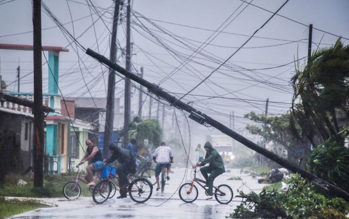 El presidente de Cuba Raúl Castro informó que Irma “impactó con fuerza la infraestructura eléctrica de prácticamente todo el país”, por lo que ordenó la creación de brigadas mixtas en todos los municipios para el restablecimiento del servicio de energía.