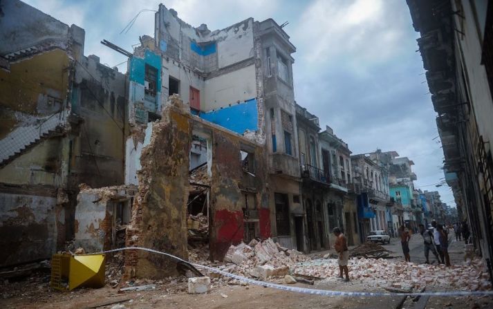 Este edificio colapsó con el paso de Irma. Las autoridades cubanas informaron que la desobstrucción de vías es complicada, así como la rehabilitación del servicio de electricidad, e hicieron un llamado a los cubanos a ahorrar agua potable.