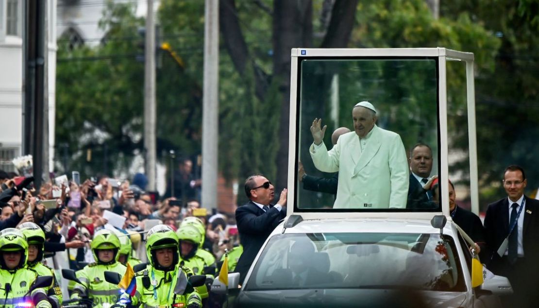 El papa Francisco saluda desde el papamóvil al dejar la nunciatura apostólica hacia el aeropuerto militar de Catam rumbo a Cartagena.