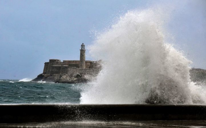 Mientras Irma avanzaba sobre la isla se registraron olas de entre 5 y 7 metros de altura, y a medida que el huracán se dirigía hacia el oeste, se pudieron ver olas más altas y grandes inundaciones a lo largo de la costa norte del país, incluyendo La Habana, según informó la agencia meteorológica cubana.