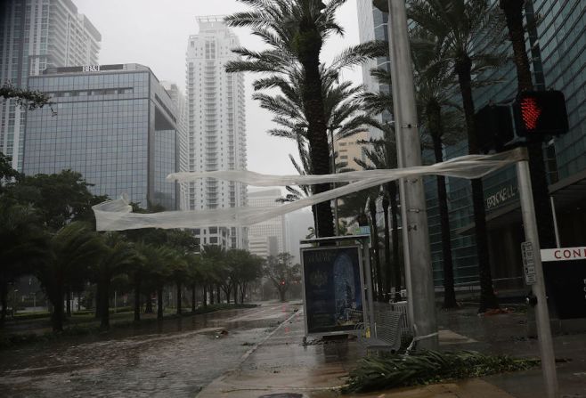 Fuertes vientos soplan en la Brickell Avenue mientras el huracán Irma llega a Miami con vientos “lo suficientemente devastadores” como para causar daños importantes en la Florida, según dijo el gobernador Rick Scott. Se esperan fuertes lluvias y vientos de hasta 210 kilómetros por hora. “Nunca antes tuvimos nada como esto”, dijo Scott.