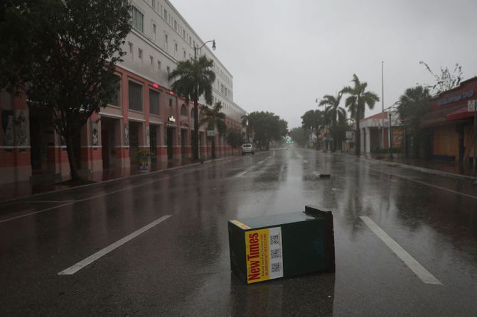 Irma dejó a más de 1,35 millones de personas en 24 condados de a Florida sin energía eléctrica. Esto representa aproximadamente el 27% de más de 4,8 millones de hogares.