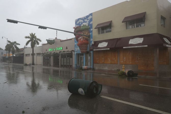 El huracán Irma llegó al sur de la Florida este domingo con vientos de hasta 160 kilómetros por hora en Miami. Las autoridades les pidieron a los ciudadanos alejarse de las ventanas en edificios. La fuerza de los vientos hizo que volaran escombros y desechos en calles desiertas de Miami, como la de la foto.