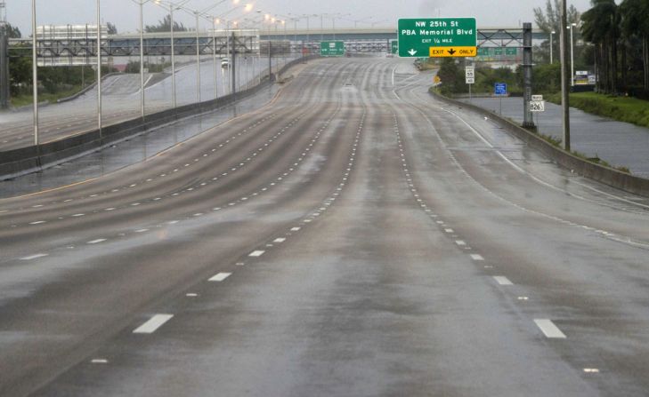 Las principales avenidas de Miami quedaron vacías mientras las fuertes lluvias y vientos llegan con el huracán. Entre tanto, el Departamento de Policía de Miami-Dade informó que sus oficiales están resguardados por su seguridad y no pueden responder a las llamadas de emergencia.