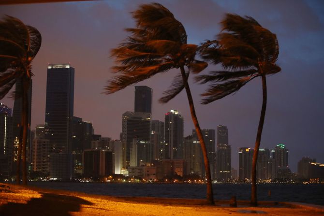 Vientos y fuertes lluvias en Miami, Florida, precedieron la llegada del huracán.