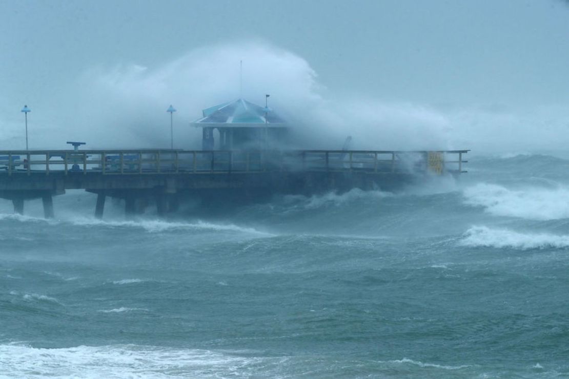 Grandes olas en Fort Lauderdale, Florida.