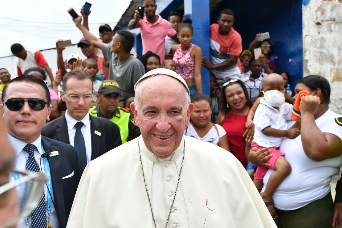 El papa Francisco sonríe tras salir de una de sus actividades de este domingo en Cartagena.