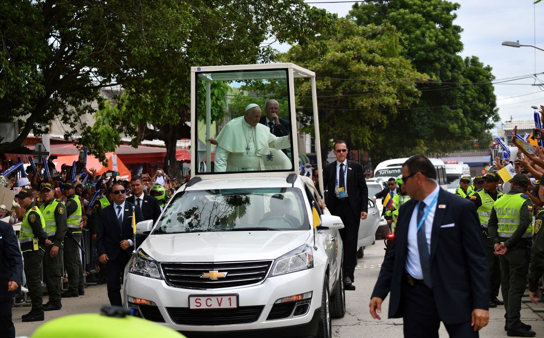 El papa Francisco saluda a los cartageneros.