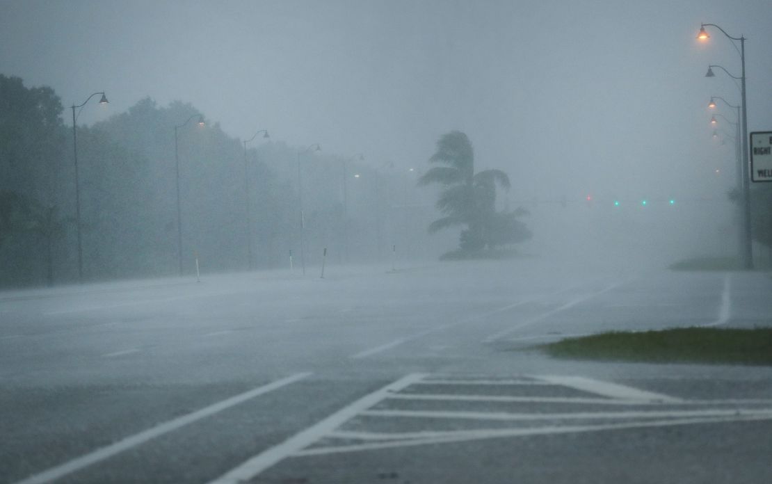 Los fuertes vientos del huracán Irma se dejan sentir sobre Bonita Springs, en el suroeste de Florida.