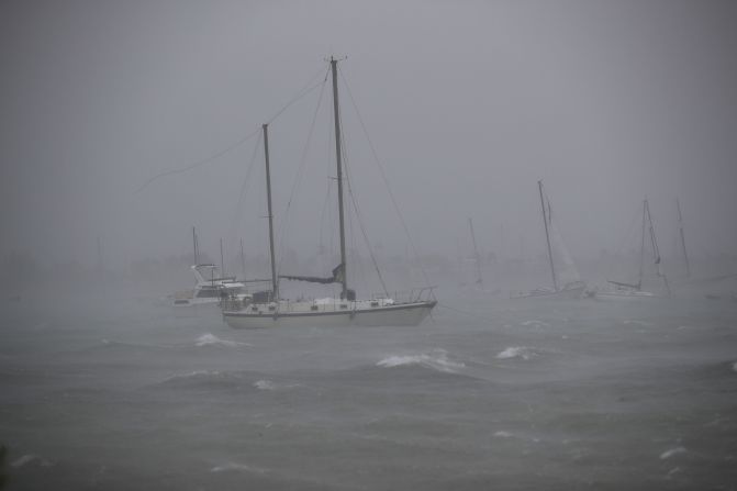 Barcos capean las agias en medio del huracán Irma en Miami (Florida).