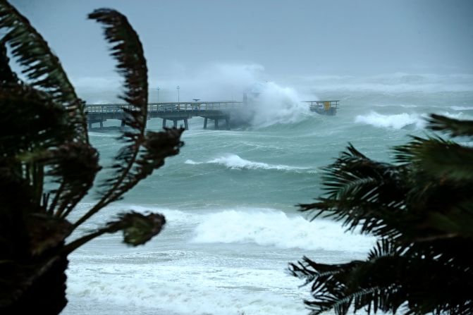 El oleaje se levanta por la acción de los fuertes vientos del huracán Irma en Fort Lauderdale (Florida).