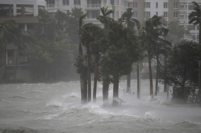 Las aguas del río Miami inundan las calles de la ciudad homónima en Florida.