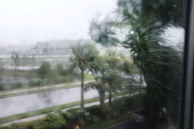 Los fuertes vientos del huracán Irma golpean a Fort Myers, en el suroeste de Florida.