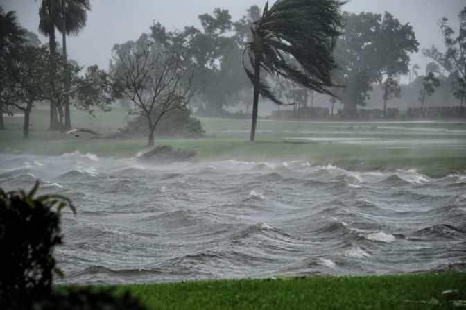 Un lago es impactado por la fuerza del huracán Irma en Pembroke Pines, (Florida).