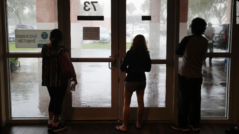 Evacuados en Naples observan desde el interior de un refugio el paso del huracán Irma.