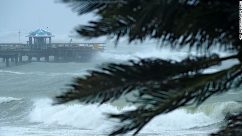 Las fuertes olas provocadas por Irma chocan contra un muelle en Fort Lauderdale.