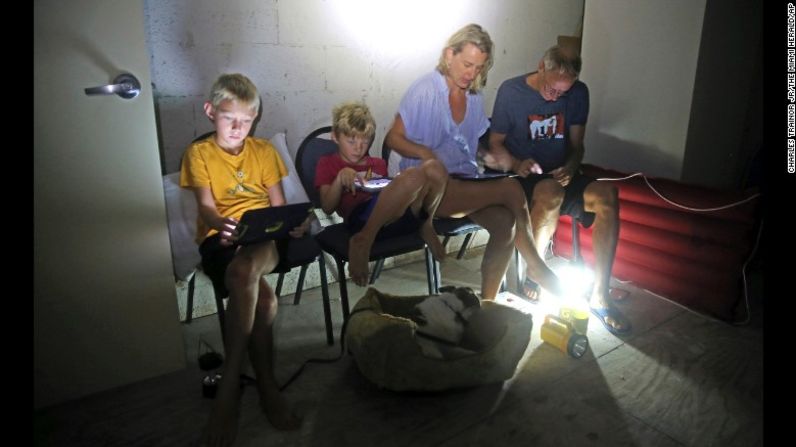 La familia Blinckman se resguardó en un refugio en Cayo Hueso. Se calcula que el paso de Irma dejó sin energía eléctrica a más de 1 millón de hogares en todo el estado de Florida.