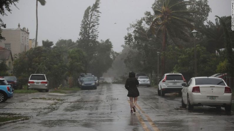 A pesar de las advertencias de las autoridades, varias personas se aventuraron a salir a la calle mientras el huracán Irma llegaba a Miami.