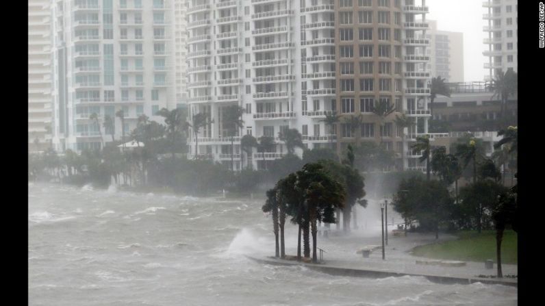 Los habitantes del sur de Florida se despertaron este domingo 10 de septiembre con la llegada del monstruoso huracán Irma al estado. El ojo del huracán tocó tierra en los cayos de Florida derribando árboles y señales callejeras, además de que dejó sin luz a cientos de miles de residentes en todo el estado. En esta imagen, la fuerza del agua golpea un malecón en Miami. Recorre la galería para ver el panorama en el sur de Florida después de los vientos y lluvias torrenciales provocados por Irma.