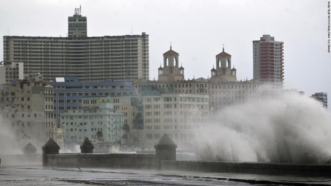 En La Habana, las agitadas aguas entraron en la ciudad a través del paseo marítimo más famoso de la ciudad y un día después de la llegada del huracán a la capital, el malecón continuaba inundado.