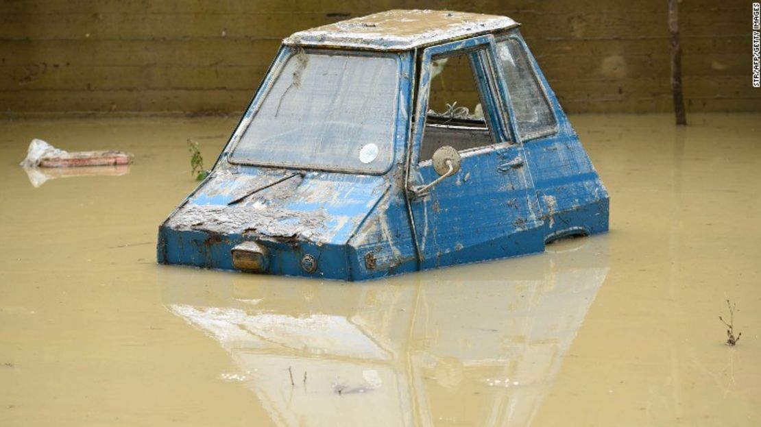 Un auto parcialmente sumergido en el área de Livorno.